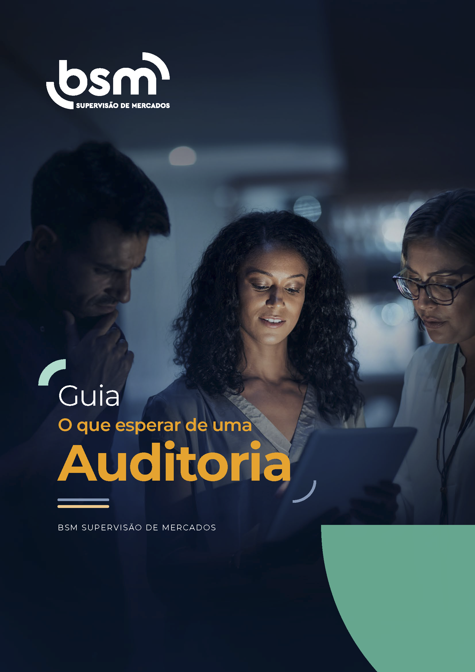 Imagem de um homem e duas mulheres olhando para a tela do computador