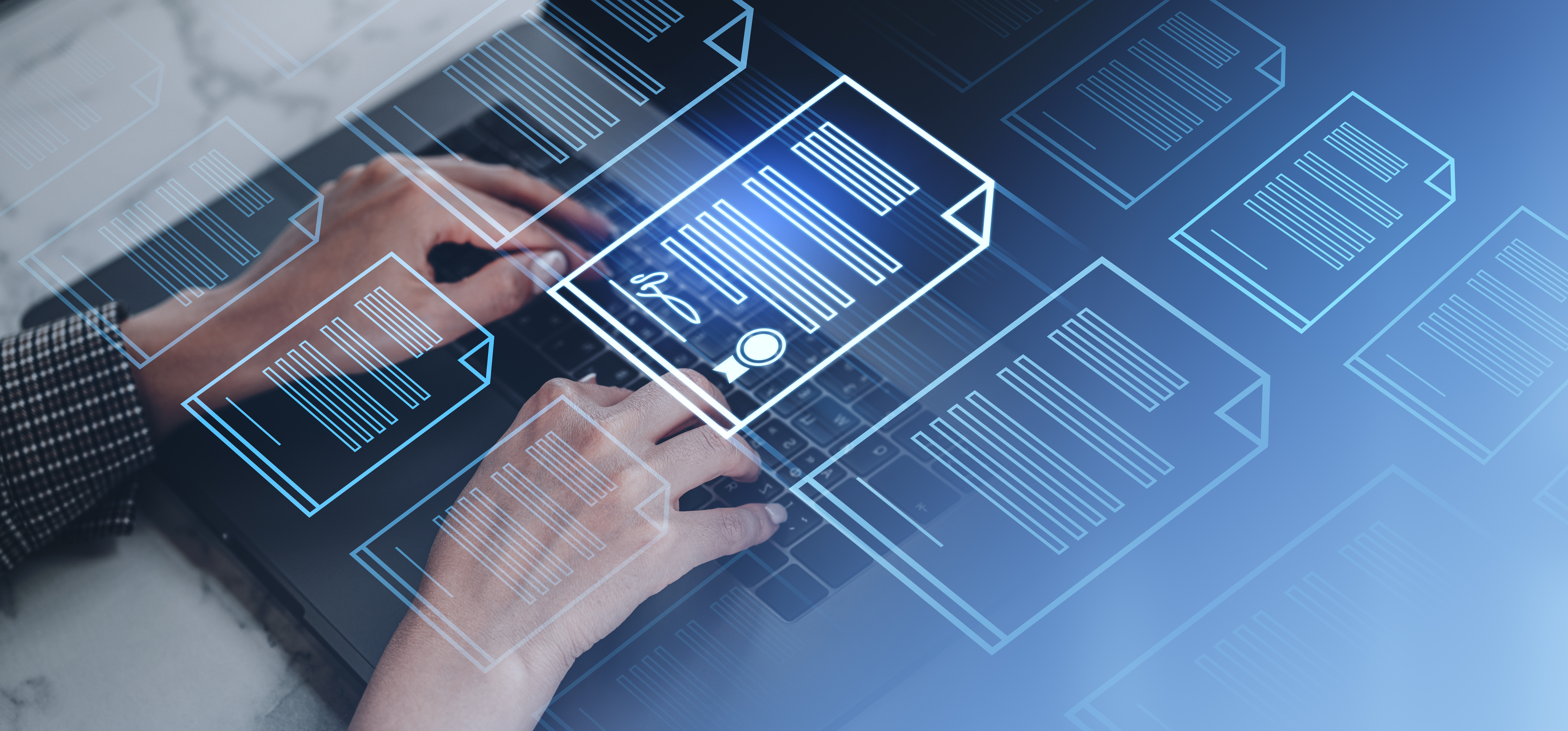 Uma mão digitando no teclado