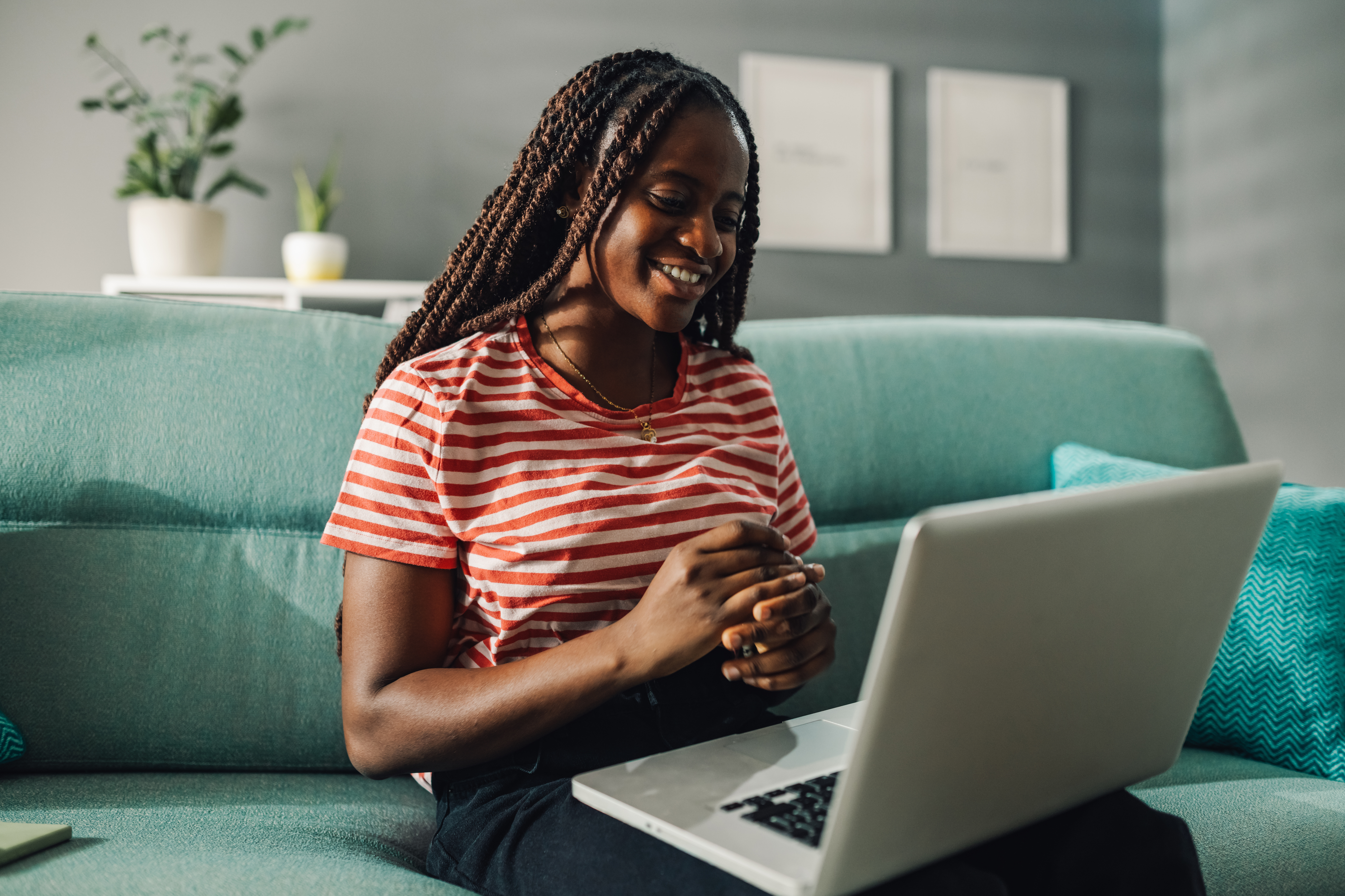 Mulher aprendendo em frente o computador