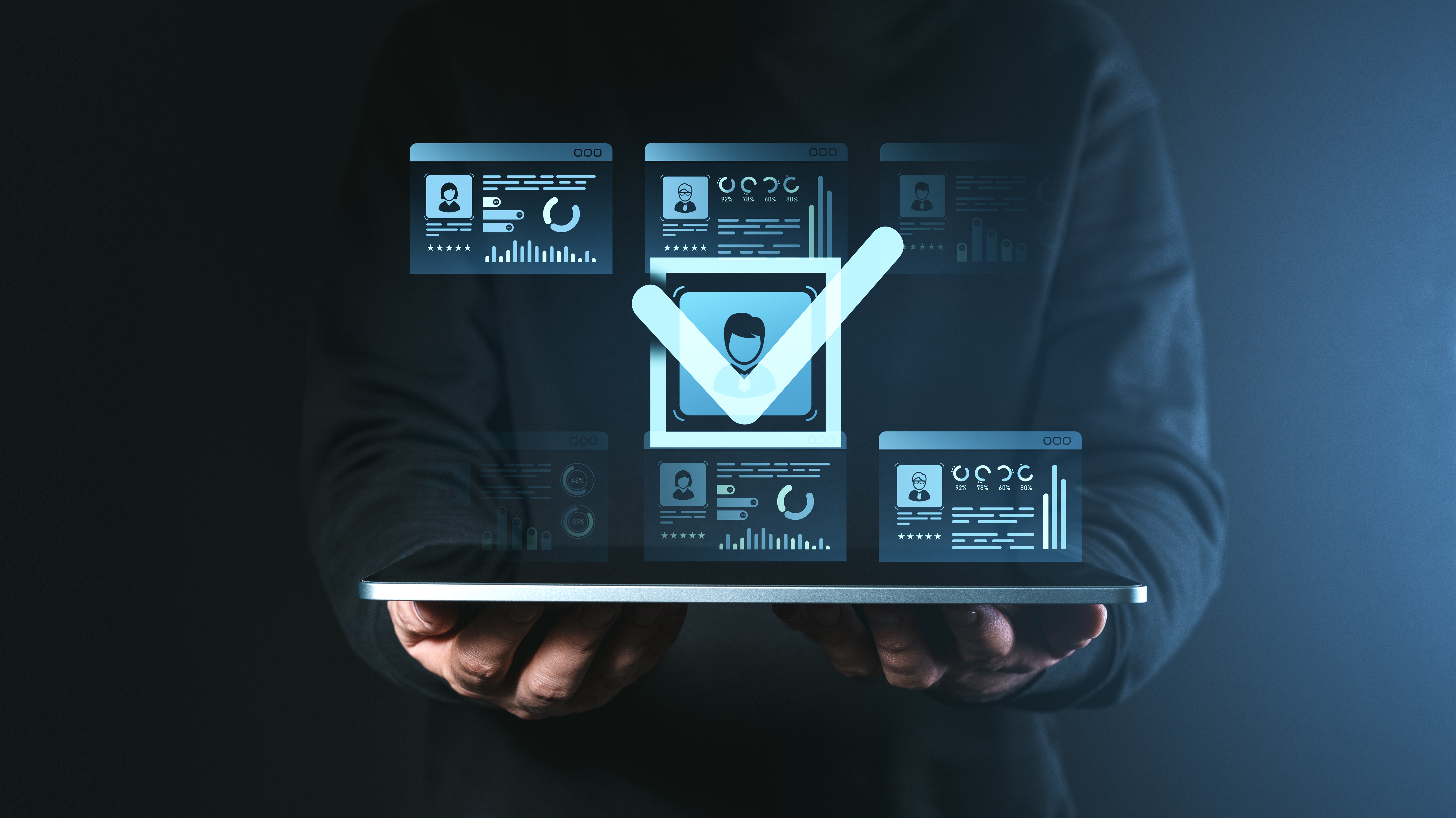 Homem segurando o notebook com as mãos com informativos de cadastro