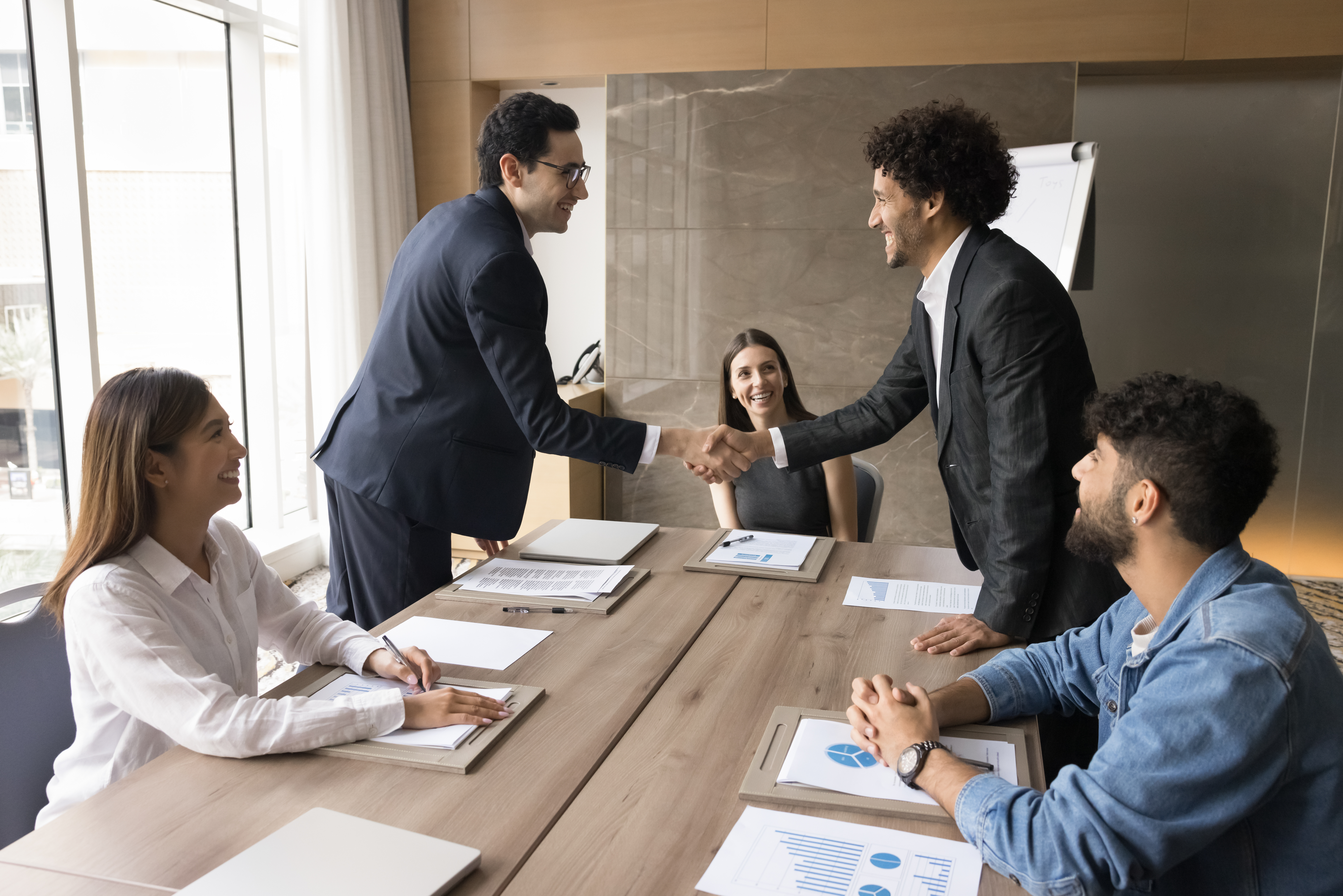 Pessoas em reuniao se comprimentando