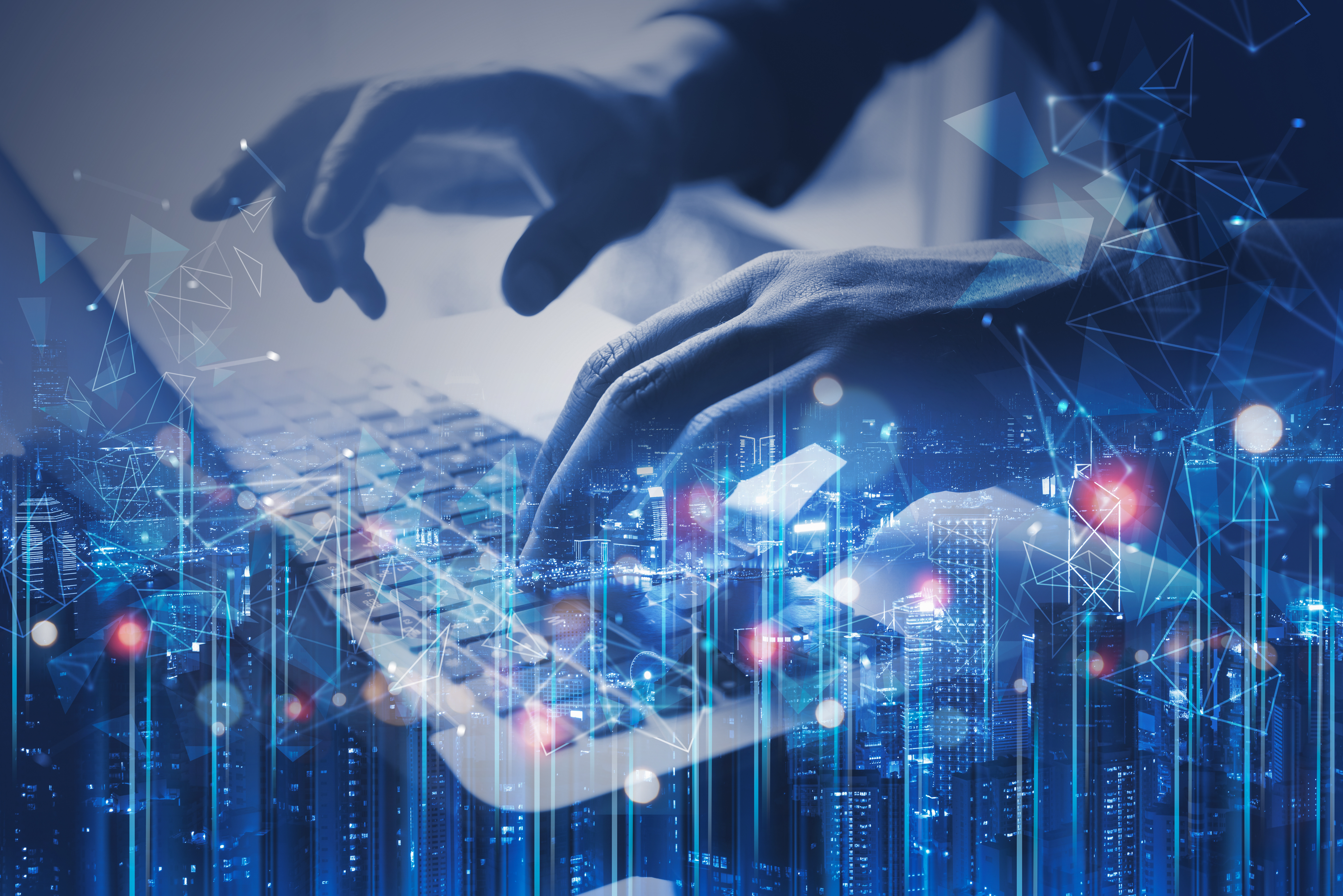 Pessoas digitando em teclado