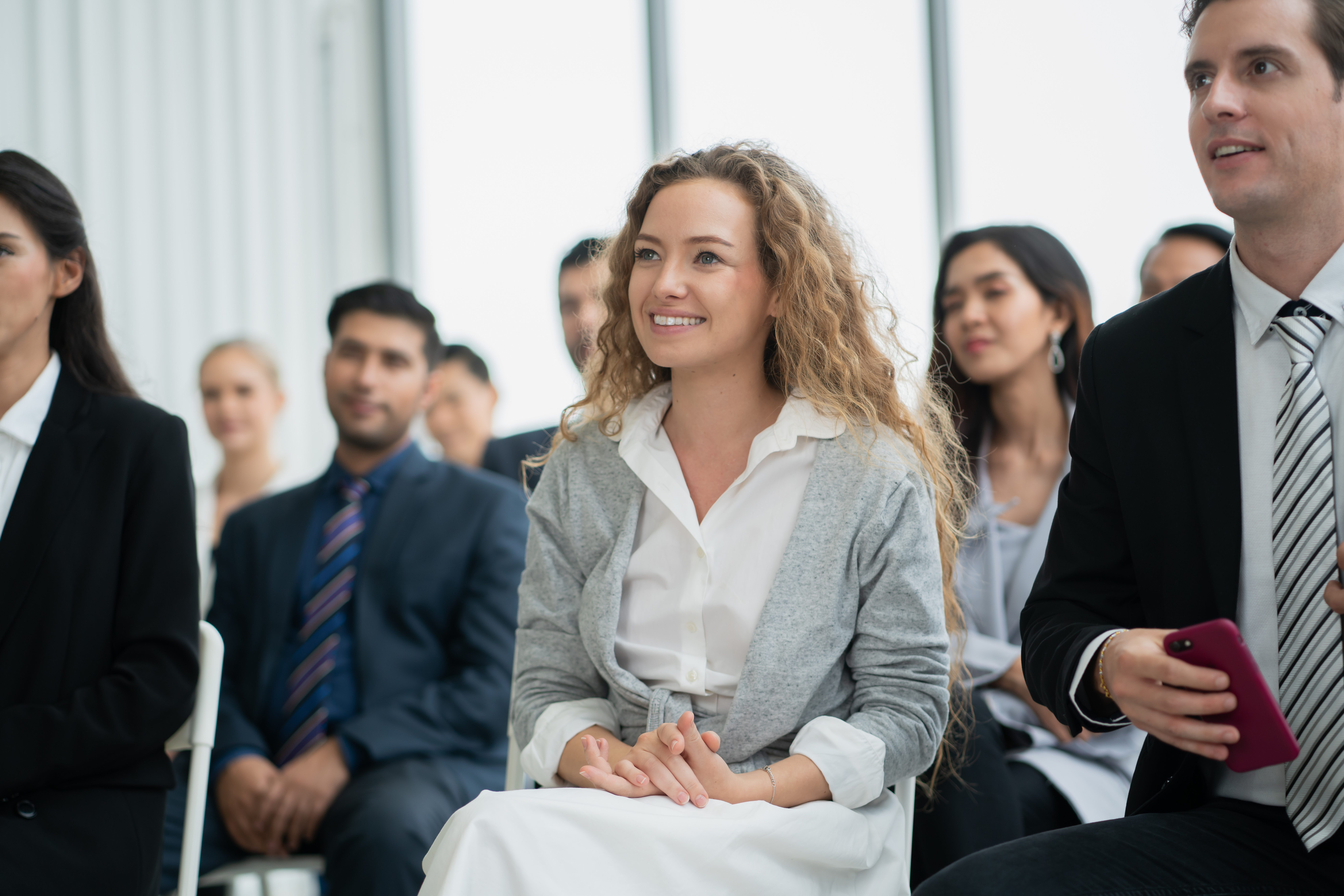 Pessoal prestando atenção no evento