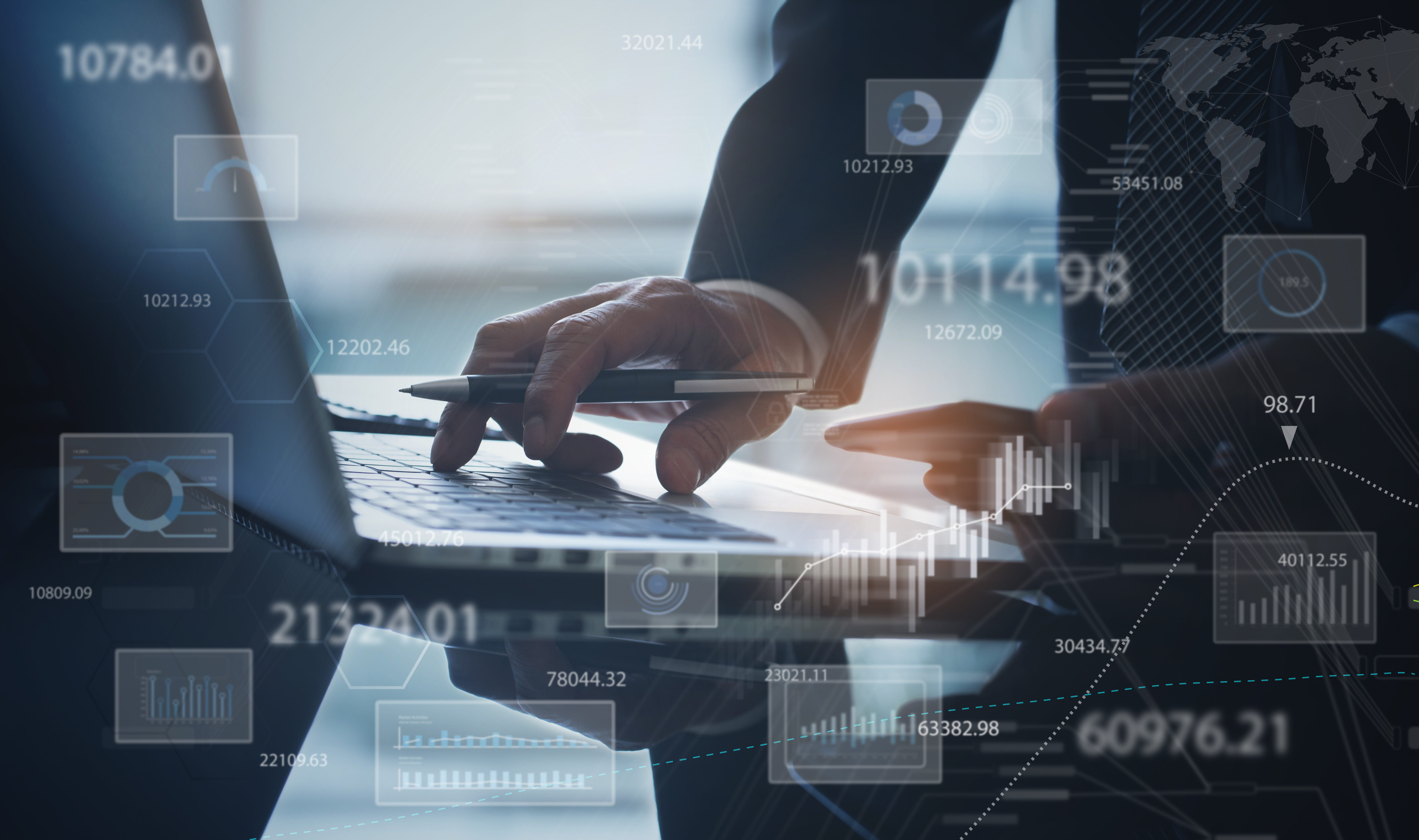 pessoa digitando no notebook