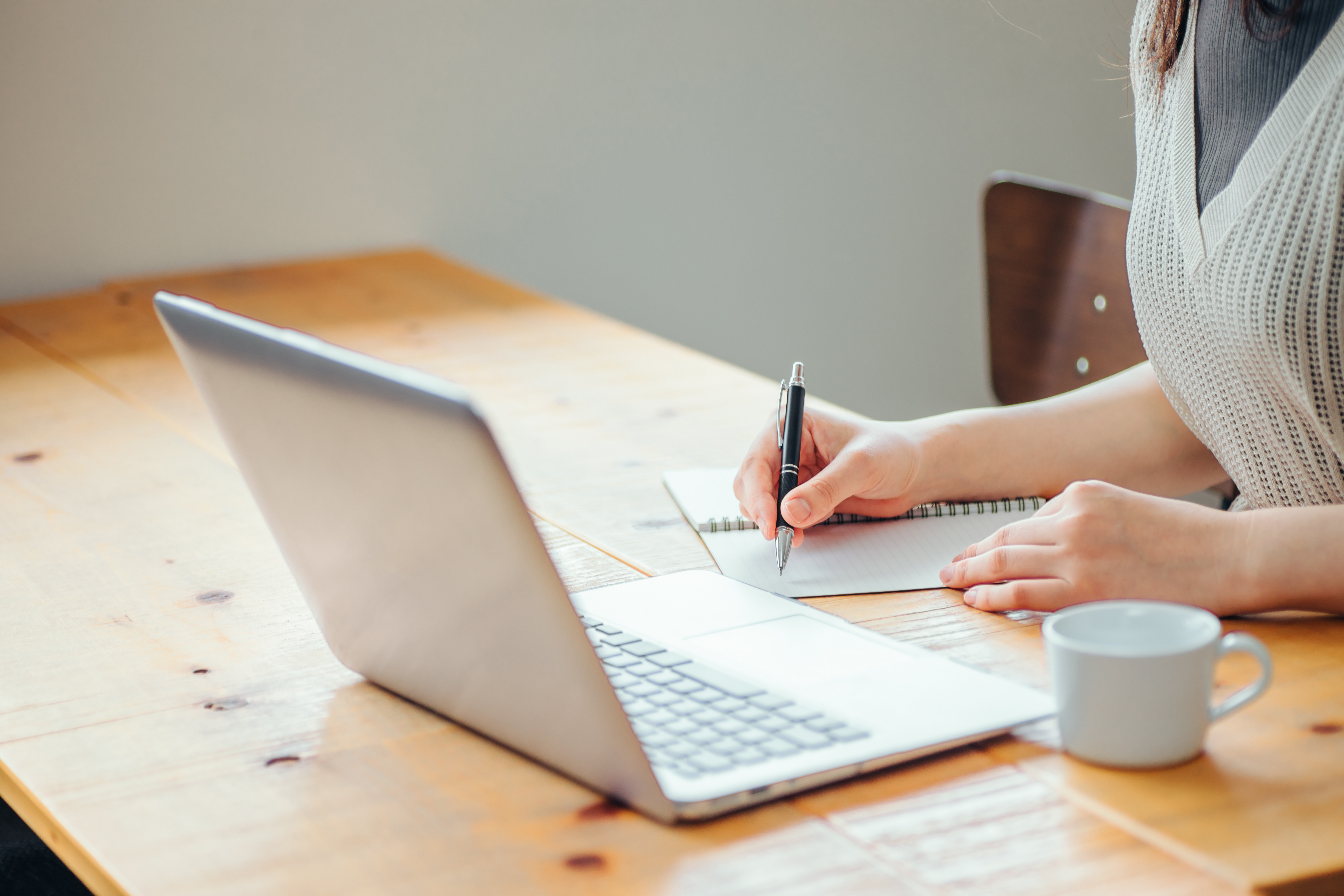 Imagem computador e mulher