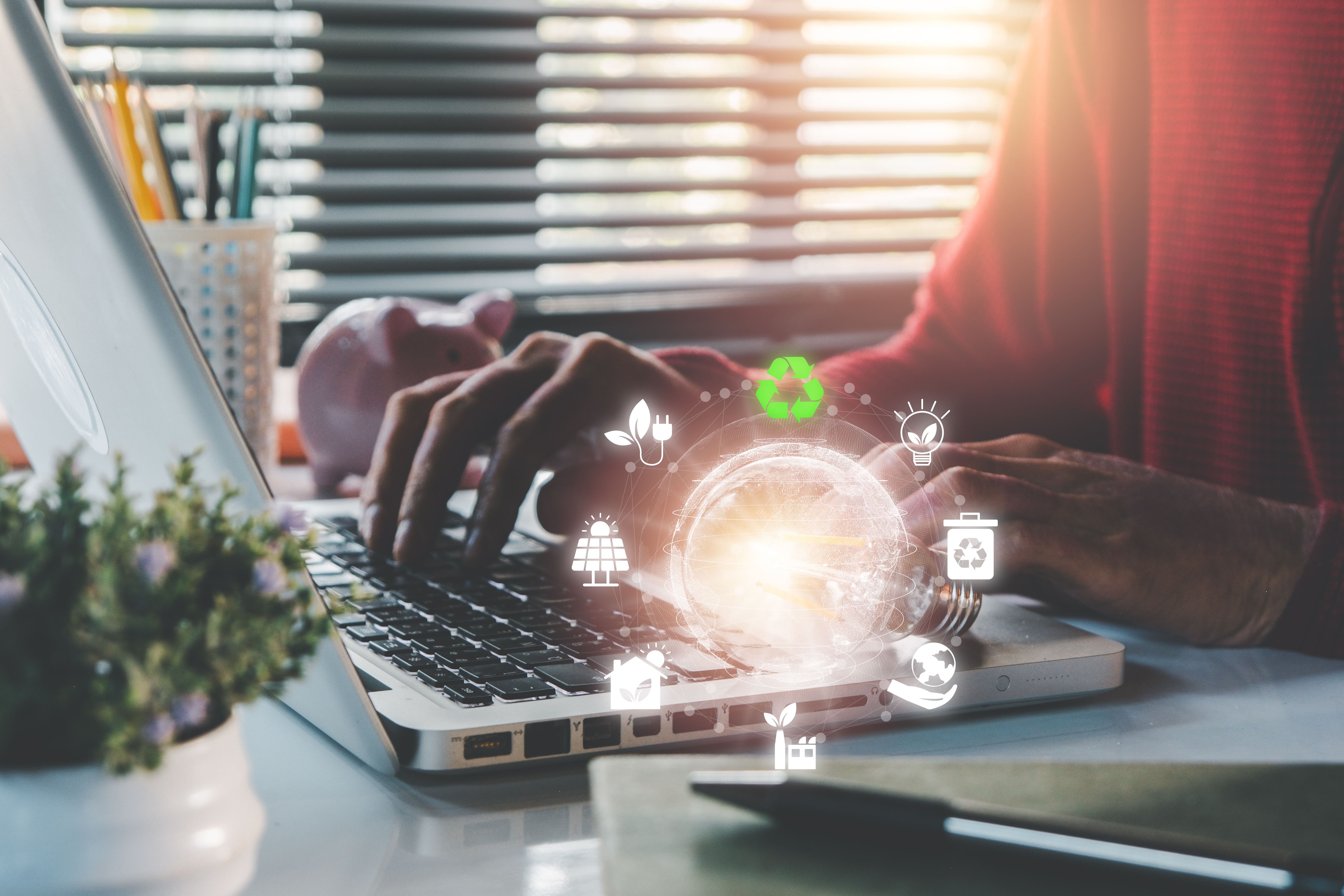 pessoa teclando no notebook