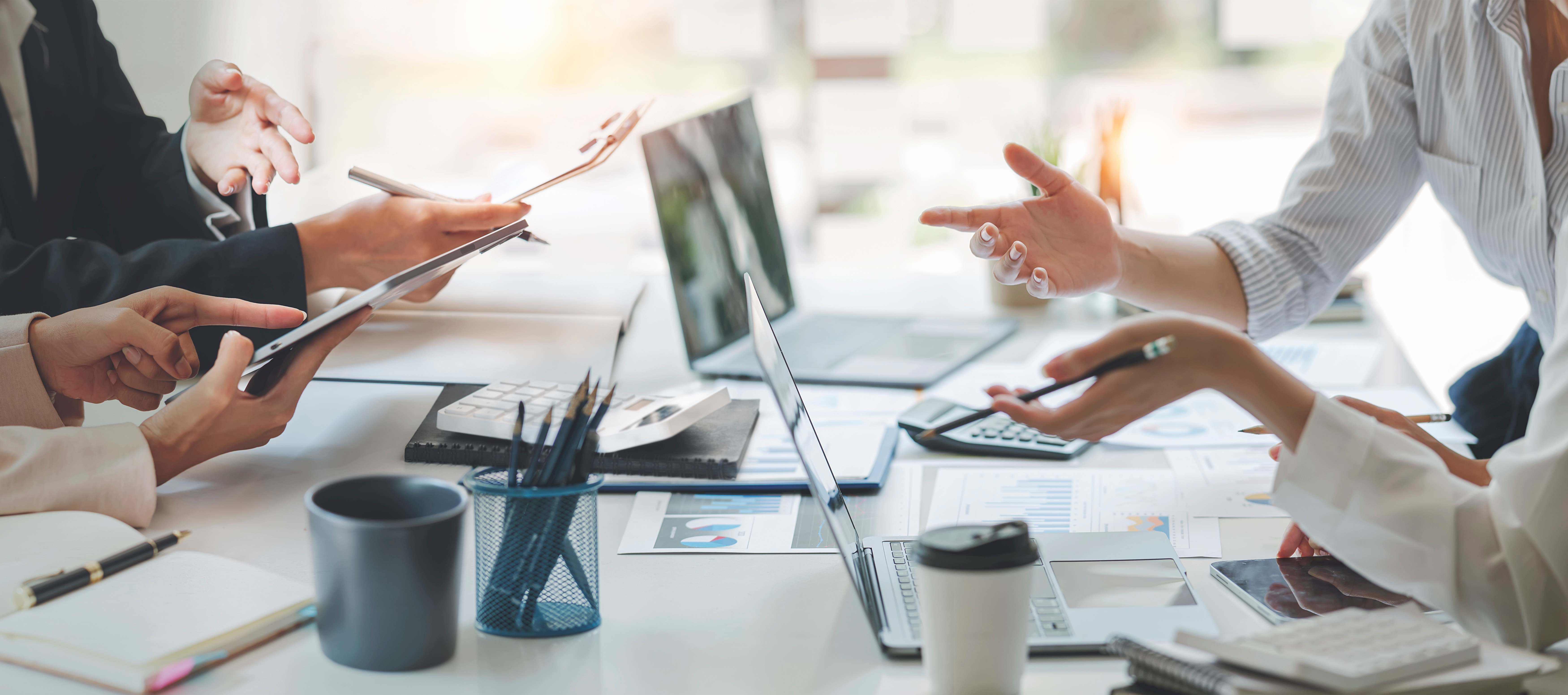 Pessoal na mesa conversando de reunião