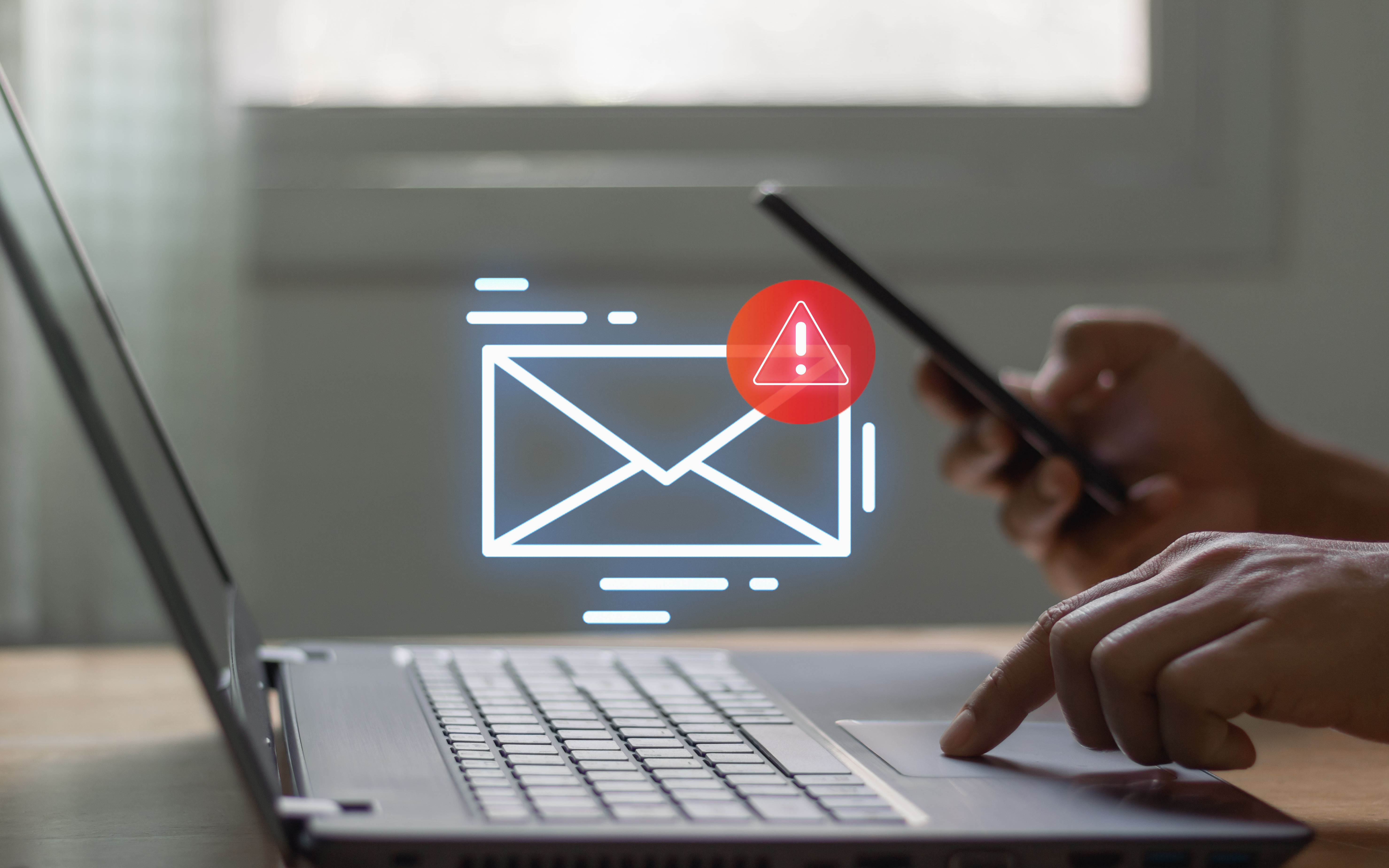 Imagem com símbolo de alerta e computador