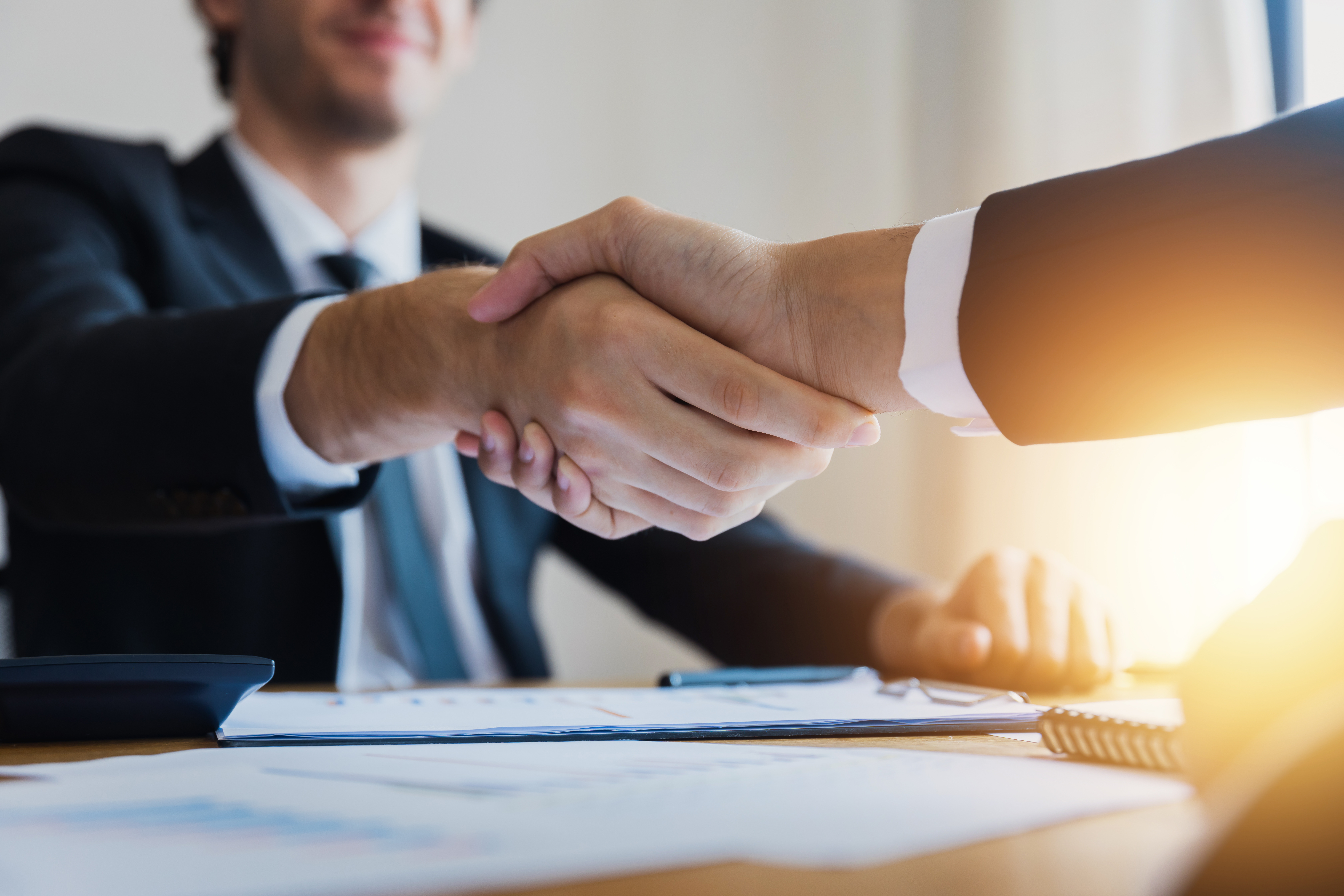 homens apertando as mãos
