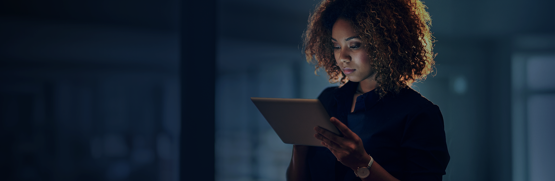 mulher lendo no tablet