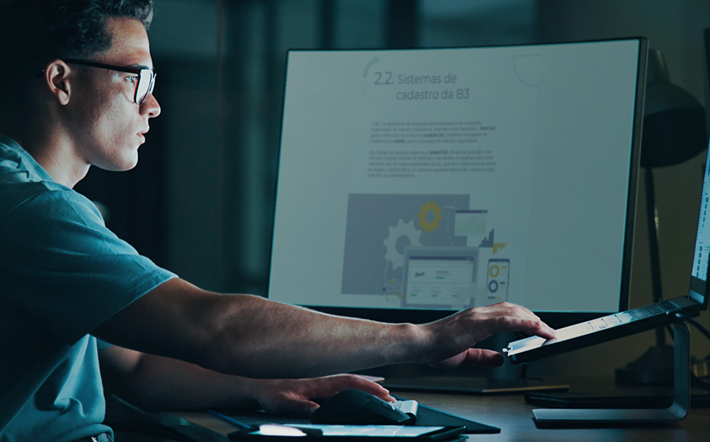 Homem estudando no computador